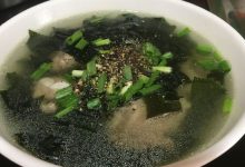 Bữa cơm gia đình thanh mát với canh rong biển bổ dưỡng