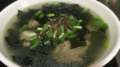 Bữa cơm gia đình thanh mát với canh rong biển bổ dưỡng