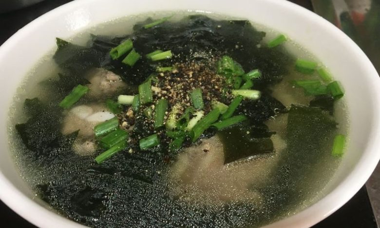Bữa cơm gia đình thanh mát với canh rong biển bổ dưỡng