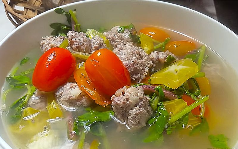 Bữa cơm gia đình thêm đậm đà nhờ canh chua thịt