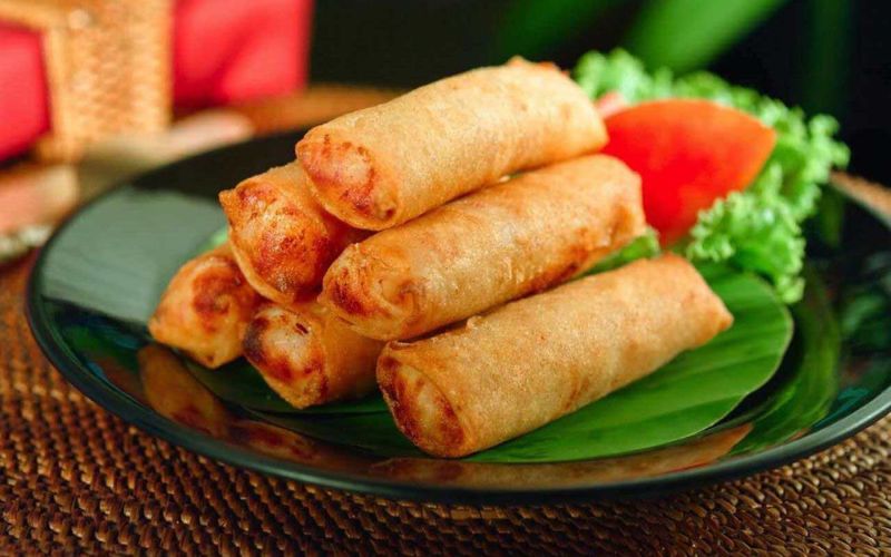 Bún chả giò ăn kèm rau sống và nước chấm chua ngọt