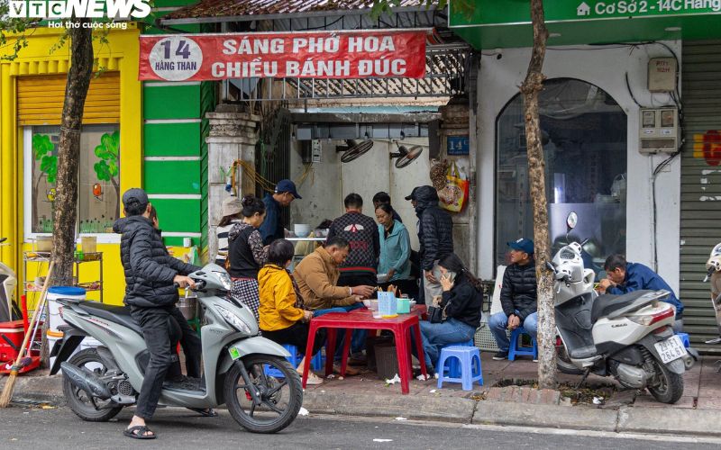 Các quán ăn vỉa hè Hà Nội luôn đông đúc thực khách