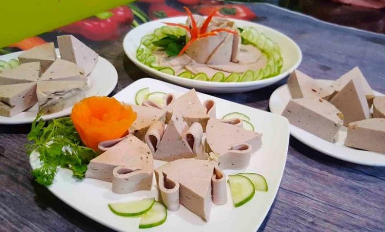 Chả lụa và củ kiệu điểm nhấn trong mâm cơm Tết miền Nam