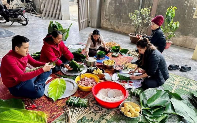 Lá chuối xanh tươi được chuẩn bị kỹ càng cho bánh tét