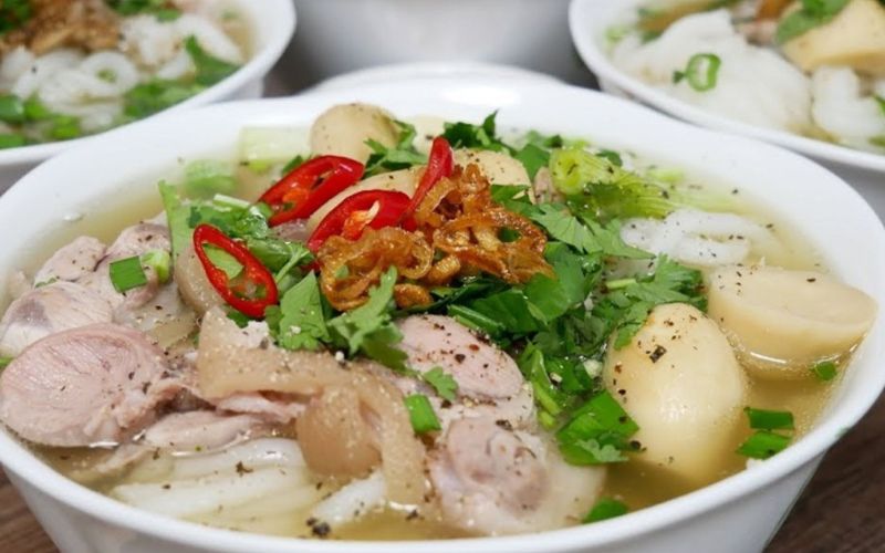 Nước canh xương đậm đà thơm ngon hấp dẫn