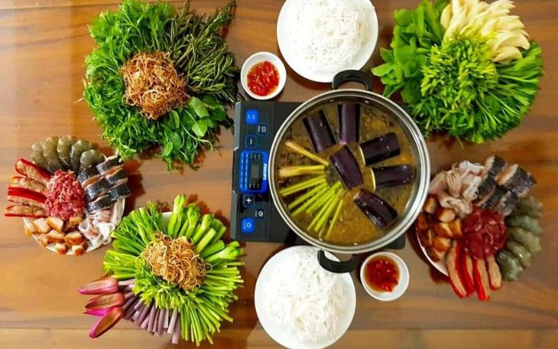 Nước dùng được ninh từ xương mang vị ngọt tự nhiên