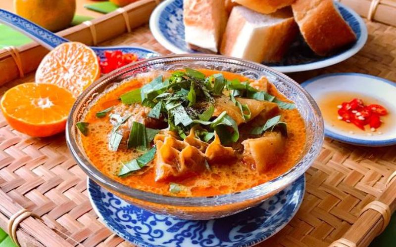 Phá lấu bò đậm đà ăn kèm bánh mì giòn tan