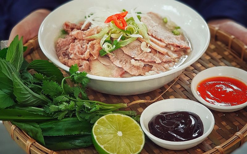 Phở bò nóng hổi mang đậm hương vị truyền thống