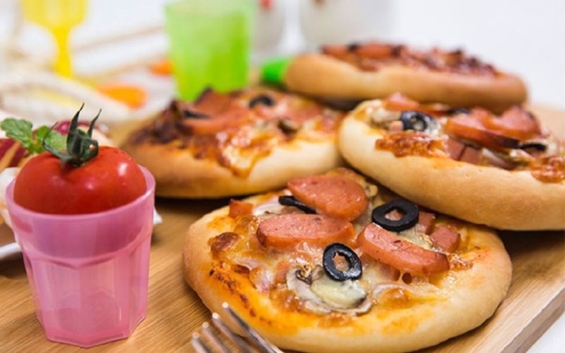 Pizza mini giòn tan với topping phong phú và thơm lừng