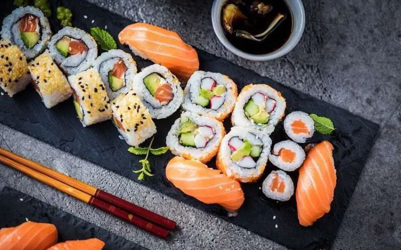 Sushi mini tươi ngon với phần cơm mềm mịn và cá hồi tươi