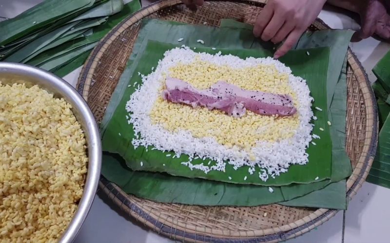 Thịt heo tươi được ướp gia vị đậm đà cho nhân bánh