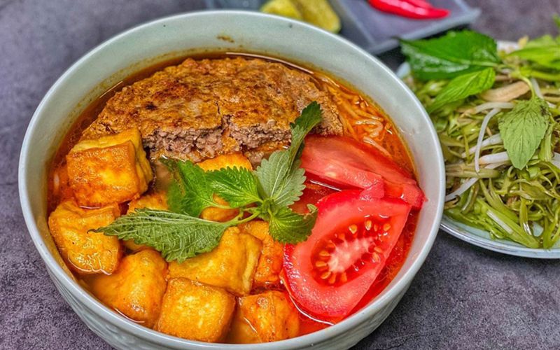 Tô bún riêu hấp dẫn với sắc đỏ vàng tự nhiên