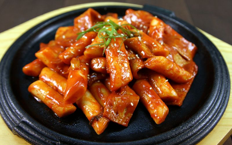 Tokbokki cay nồng ăn kèm phô mai tan chảy hấp dẫn