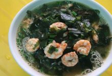 Tôm tươi giúp món canh rong biển thêm ngọt tự nhiên