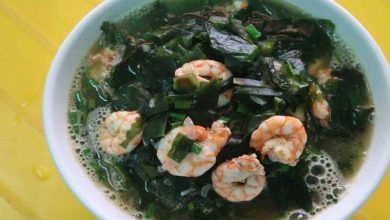Tôm tươi giúp món canh rong biển thêm ngọt tự nhiên