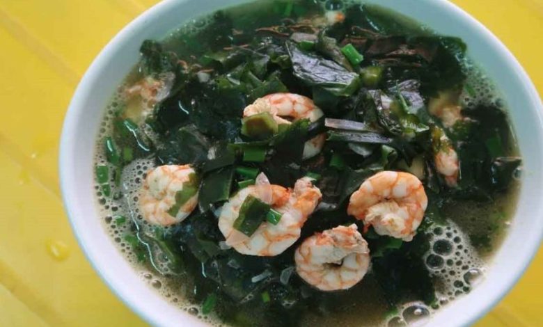 Tôm tươi giúp món canh rong biển thêm ngọt tự nhiên