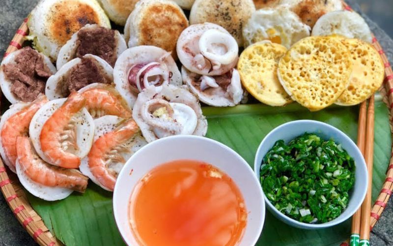 Tôm tươi làm nhân tăng hương vị đậm đà cho bánh căn