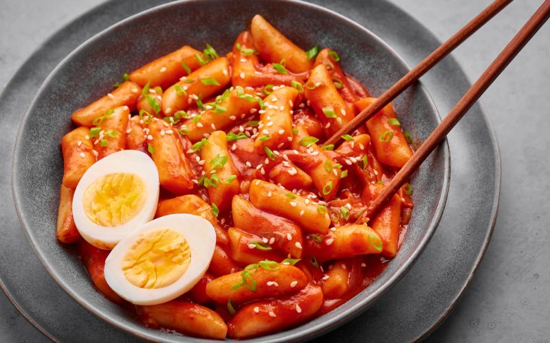 Tteokbokki cay thơm là món ăn đường phố nổi tiếng