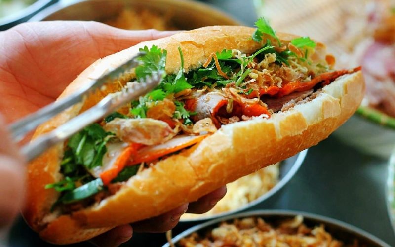 Bánh mì giòn rụm với nhân đầy ắp pate và thịt nướng