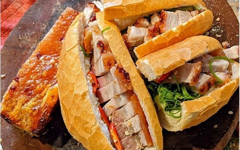 Bánh mì giòn rụm với nhân pate béo ngậy hấp dẫn