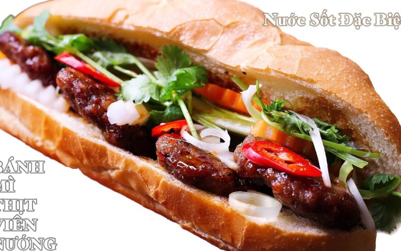 Bánh mì nhân thịt thơm ngon đầy đủ hương vị Việt