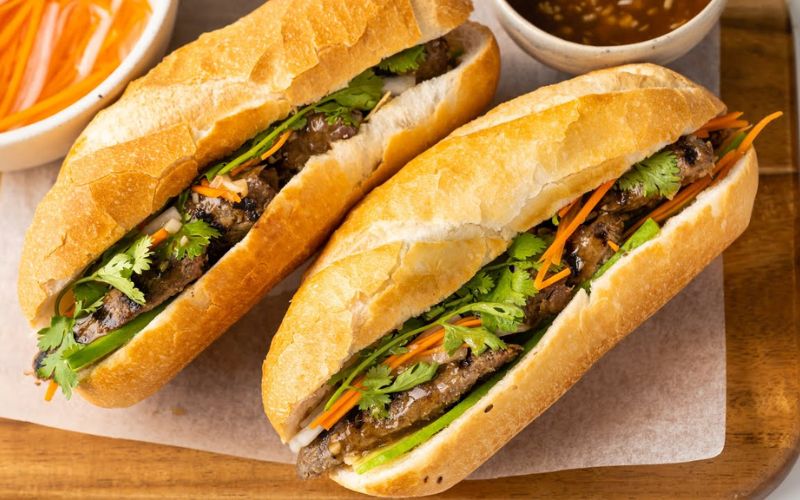 Bánh mì thịt nướng giòn rụm tiện lợi cho dân văn phòng