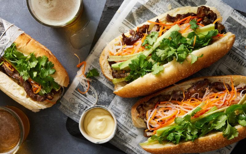 Bánh mì Việt Nam giòn rụm với nhân pate thịt nguội đầy đủ hương vị