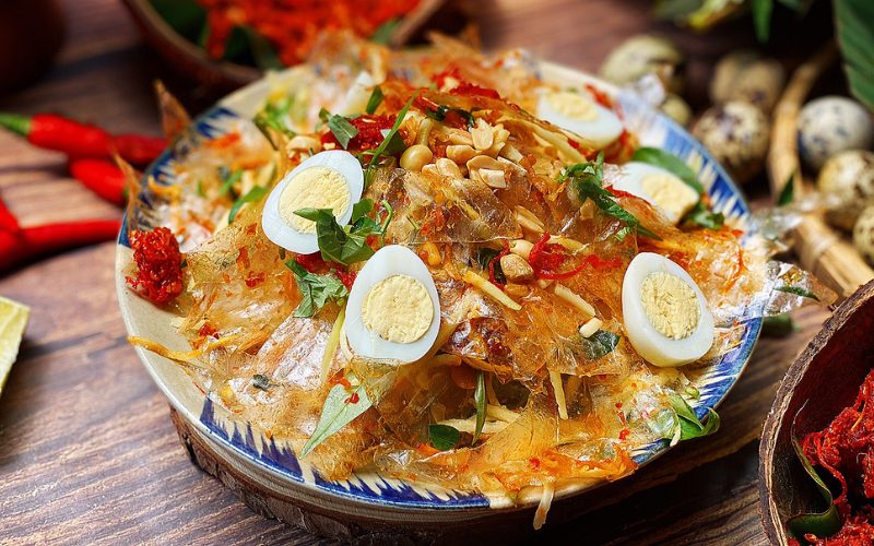 Bánh tráng trộn đậm đà hương vị chua cay mặn ngọt cực cuốn