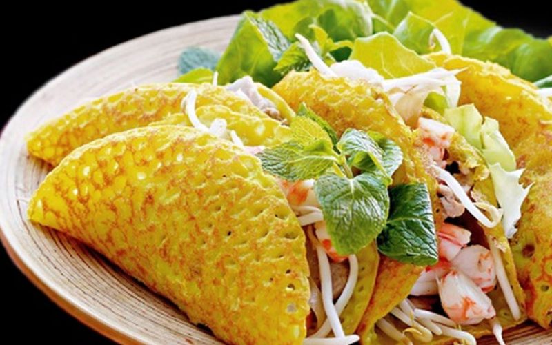 Bánh xèo giòn rụm cuộn rau sống tươi mát