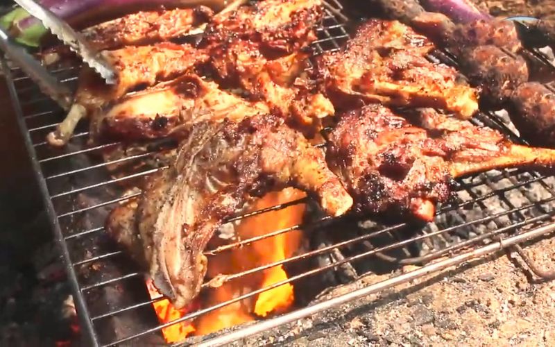 BBQ nướng than hoa thơm lừng hấp dẫn bên bạn bè