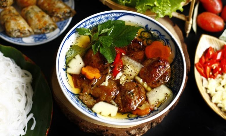 Bún chả Hà Nội thơm lừng với chả nướng vàng óng