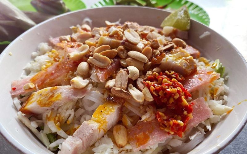 Bún mắm nêm Đà Nẵng đậm đà kết hợp topping phong phú