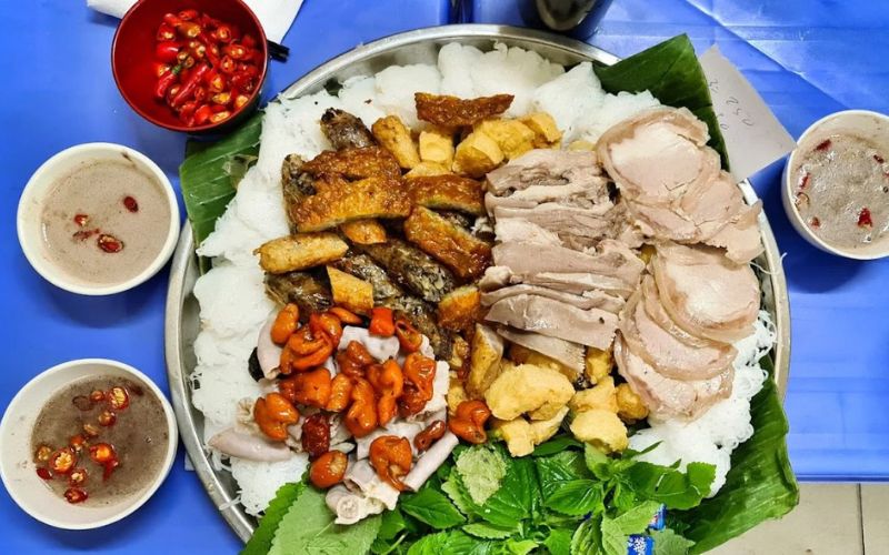 Bún mẹt thập cẩm với nhiều món ngon mang đậm hương vị truyền thống