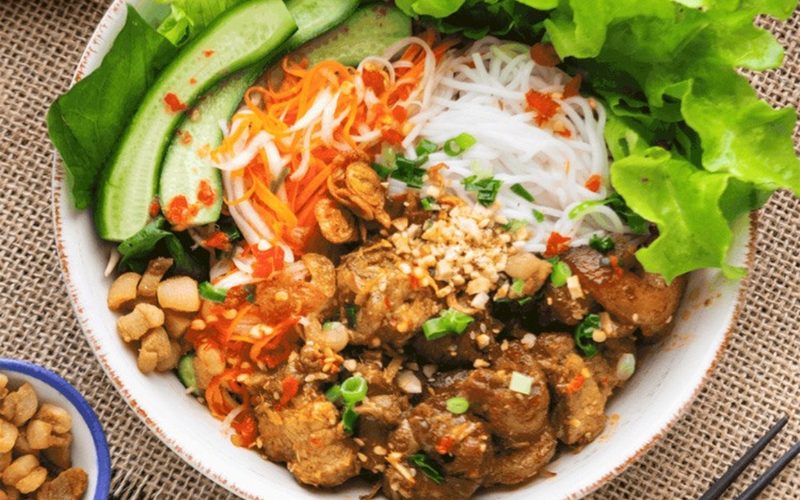 Bún thịt nướng thơm lừng ăn kèm nước mắm chua ngọt hấp dẫn