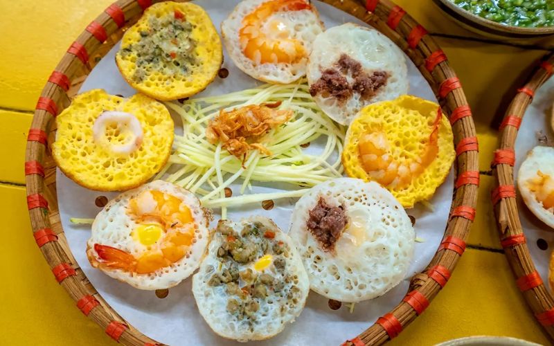 Đổ bột bánh căn đúng cách giúp bánh nở đều không bị bể