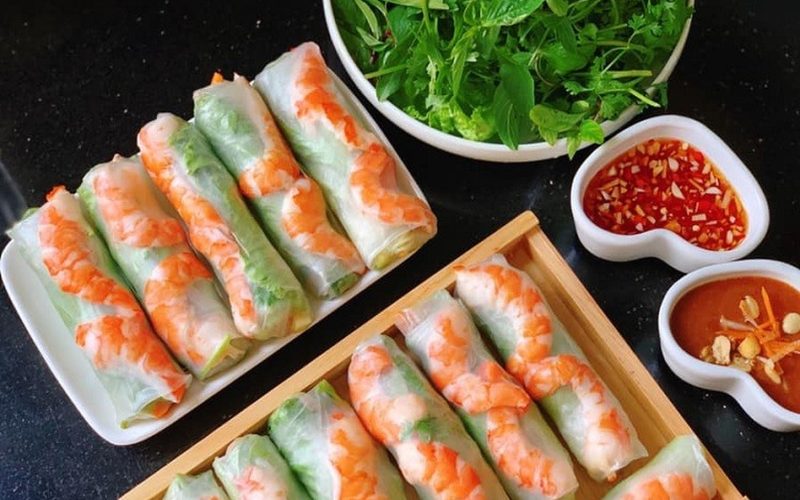 Gỏi cuốn tôm thịt tươi mát chấm cùng nước sốt hoisin đậm đà