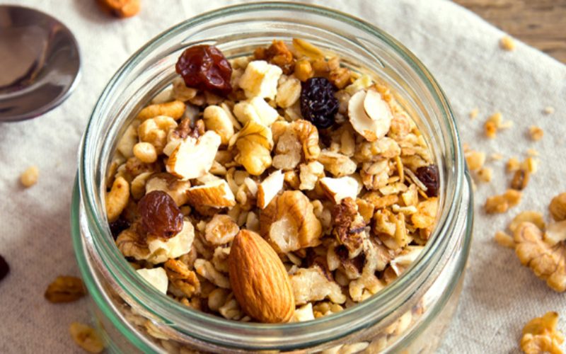 Granola mix trái cây khô món ăn nhẹ bổ dưỡng tiện lợi