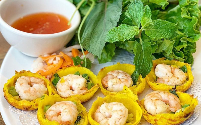 Hoa bánh căn nhân trứng cút béo ngậy ăn kèm rau sống