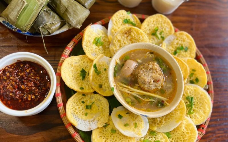 Hoa bánh căn vàng giòn hấp dẫn với nhân tôm tươi ngon