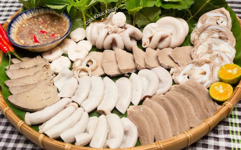 Nội tạng heo được sơ chế sạch sẽ trước khi nấu phá lấu