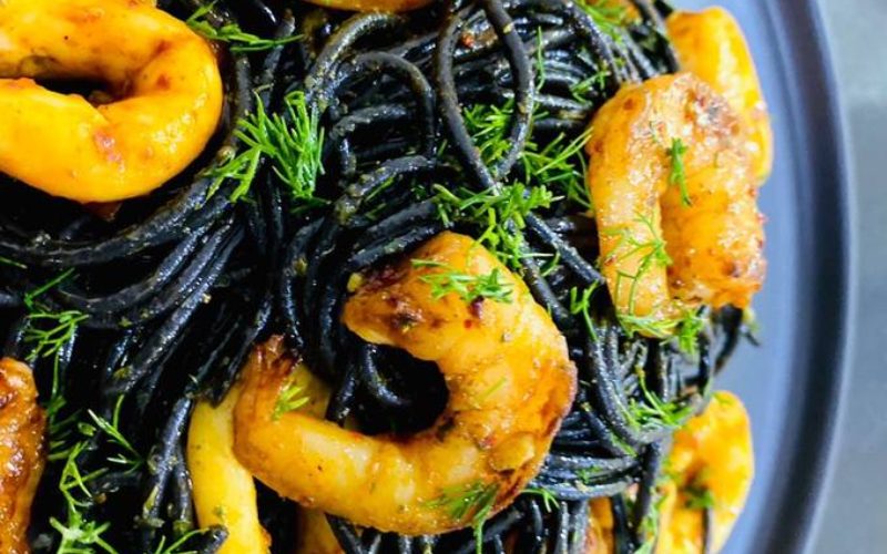 Pasta mực đen Ý hấp dẫn với sợi mì nhuộm màu tự nhiên