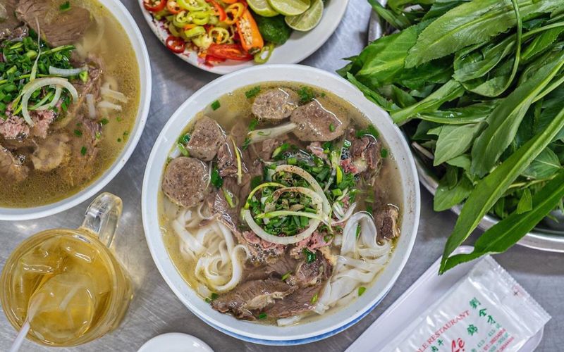 Phở Lệ đậm đà hương vị truyền thống với nước dùng thơm ngon