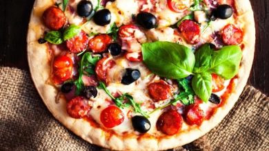 Pizza Ý với lớp phô mai béo ngậy và đế bánh giòn tan