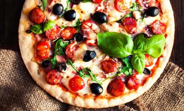 Pizza Ý với lớp phô mai béo ngậy và đế bánh giòn tan