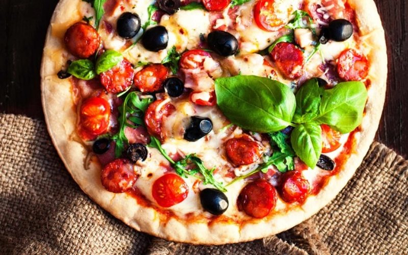 Pizza Ý với lớp phô mai béo ngậy và đế bánh giòn tan