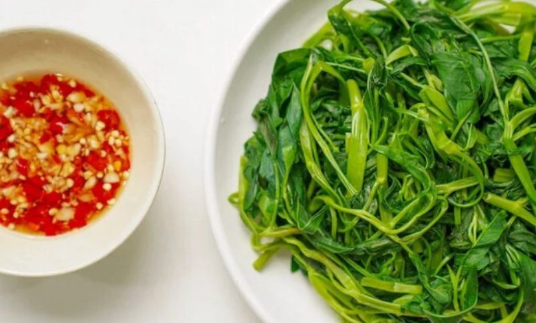 Rau muống luộc xanh mướt giòn ngon chấm mắm tỏi ớt