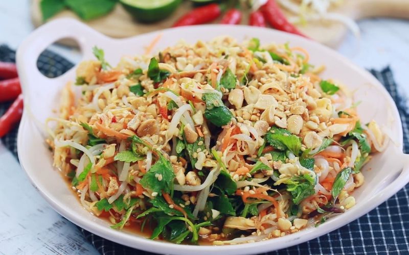 Salad gà xé phay tươi mát cho ngày làm việc năng động