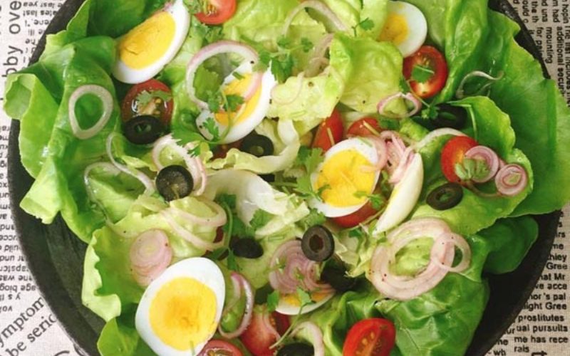 Salad rau củ trộn dầu giấm giàu vitamin và chất xơ