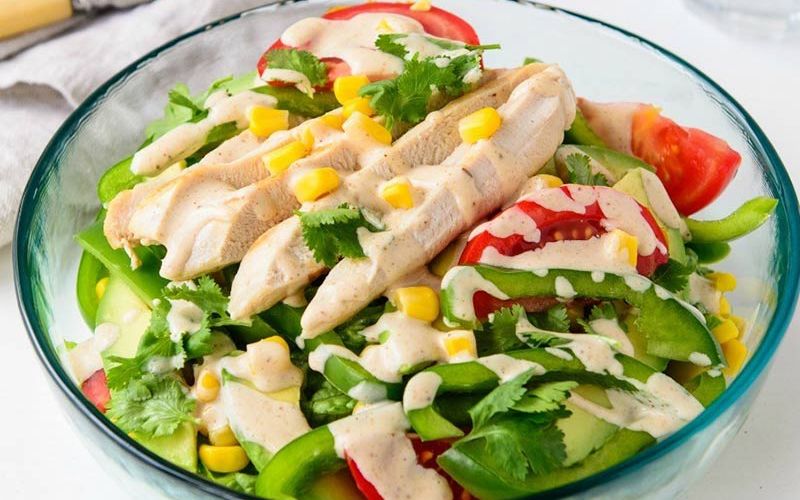 Salad ức gà tươi mát cho thực đơn giảm cân khoa học