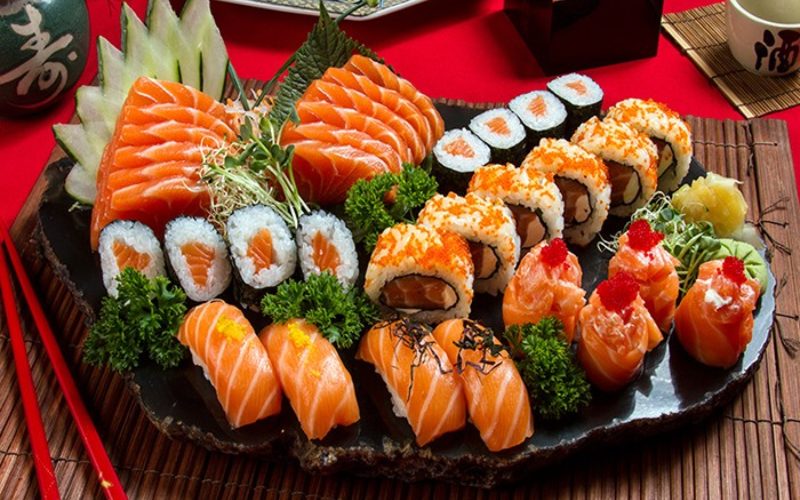 Sushi Nhật Bản tinh tế với hải sản tươi sống hấp dẫn